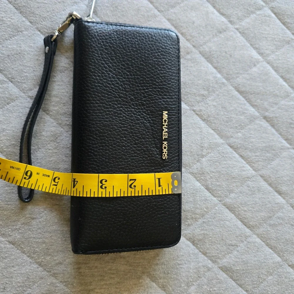Michael Kors Jet Set Travel Large Peddled Leather Wrislet Wallet Black